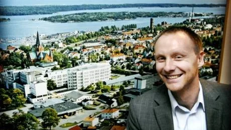 Nu är det Krister Björkegren som är chef över Västerviks sjukhus. Det är en gigantisk arbetsplats och ansvaret är stort. Men trots att han är relativt ung har Krister Björkegren en gedigen erfarenhet från sjukvårdsområdet.