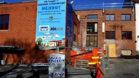 Byggnationen av Ungdomens hus i Västervik har stoppats sedan Arbetsmiljöverket utfärdat byggförbud. Det saknas tillräckligt med fallskydd och arbetsplatsen är rörig. Foto: Anders Steiner