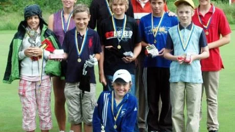 Ett gäng glada och nöjda golfungdomar vid prisutdelningen av årets Claesgolf i Loftahammar tillsammans med donator Claes Bäckström som ses i röd tröja i bakre raden. Foto: Privat
