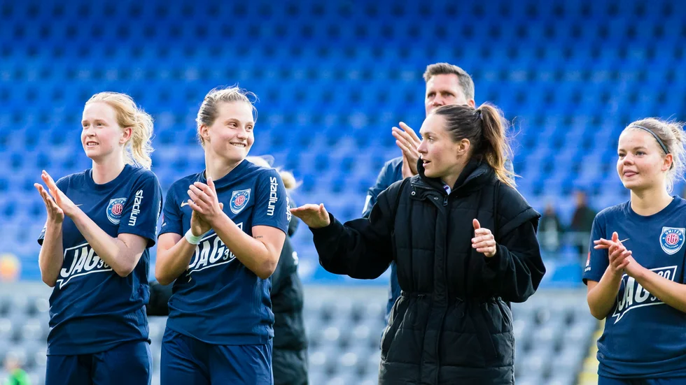 Elise Stenevik och några lagkompisar efter en segermatch i år. Nu ska spelarna hjälpa klubben i den tuffa ekonomiska matchen också.