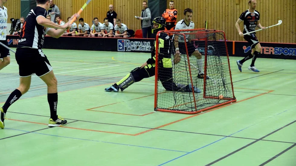 WIBK:s Peter Hirschman gör mål på Åstorp/Kvidinge efter en fin passning av Jacob Dahlquist.