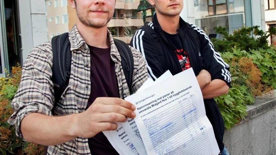 Jacob Hoffsten och Johannes Regell från Hyresgästföreningen lämnade över protestlistor mot planerna på att omvandla ett hus på Midgård till trygghetsboende.