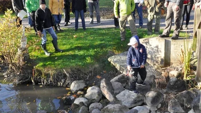 Ett tjugotal intresserade mötte upp för att titta på de förbättringar som gjorts av Gamlebyån.