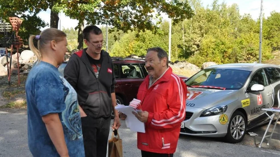 Martti Helenius i röd jacka är medlem i Motormännen Västervik. Han är en av dem som varit ute och informerat om viltolyckor.
