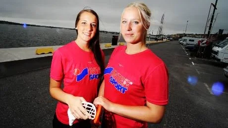 Emma Stenborg och Charlotte Åström kommer hem till Västervik för att spela i Swedish Floorball Open nästa vecka.
Foto: Ola Axman