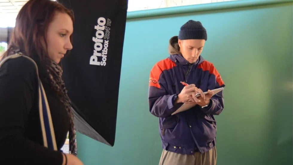 Lina Hoeck från Fotoskolan har just fotograferat Linus Tengby, som skriver i blocket till vilken mejladress bilden ska sändas.
