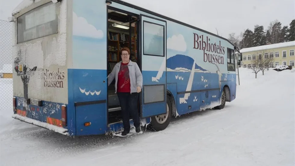 Bokbussen har just stannat vid skolan i Blackstad.