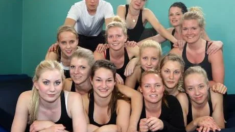 Östgötagymnasternas SM-trupp. Nederst från vänster: Felicia Anefjärd, Camilla Norr Ericsson, Lisa Gustavsson och Hanna Börjesson. Andra raden: Anna Lundmark, Jessika Ringdahl och Malin Hagberg. Tredje raden: Rebecka Norén, Anna Ringdahl och Caroline Sundh. Överst: ledarna Johan Martinsson, Åsa Qvarfordt och Anna Setzman. På bilden saknas Therese Berntsson och Maria Andersson.FOTO: MICHAEL SVENSSON