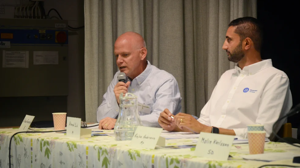 Moderaternas Ahmad Eid (till höger) ställer om till att styra med sin huvudmotståndare i valdebattens hetsigaste ordväxlingar, Urban Granström (S).