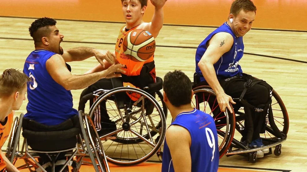 Mästare. Olle Svensson i aktion under SM-finalen. Olle och Norrköping Dolphins vann matchen och är svenska mästare i rullstolsbasket.