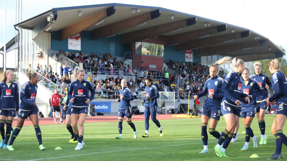 Det svenska fotbollslandslaget gjorde sin första träning inför storpublik på Gutavallen på onsdagskvällen.