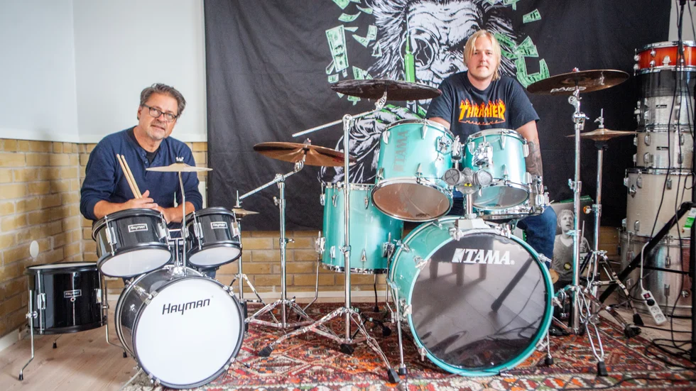 Rune Gardell och Rickard Turnbull Möller hoppas på att unga killar och tjejer i Roma vill börja spela musik på egna villkor, nu när en replokal erbjuds.