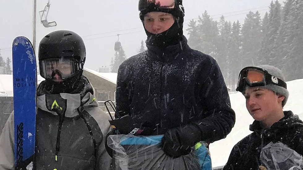 Isak Stenberg (mitten) fixade en niondeplats under SM-veckan i Skellefteå. (Bilden är tagen under en tävling tidigare i vinter).