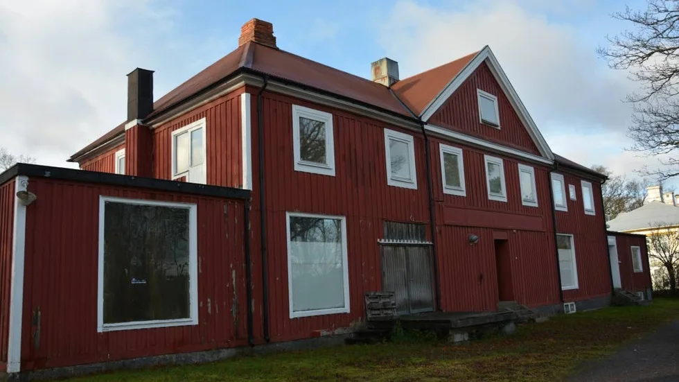 Bostadsbolaget tar över. Kommunägda Bostadsbolaget får tillfälligt gå in och ta över driften av fem vanskötta flerfamiljshus i kommunen. Däribland det här huset på de Marés väg.