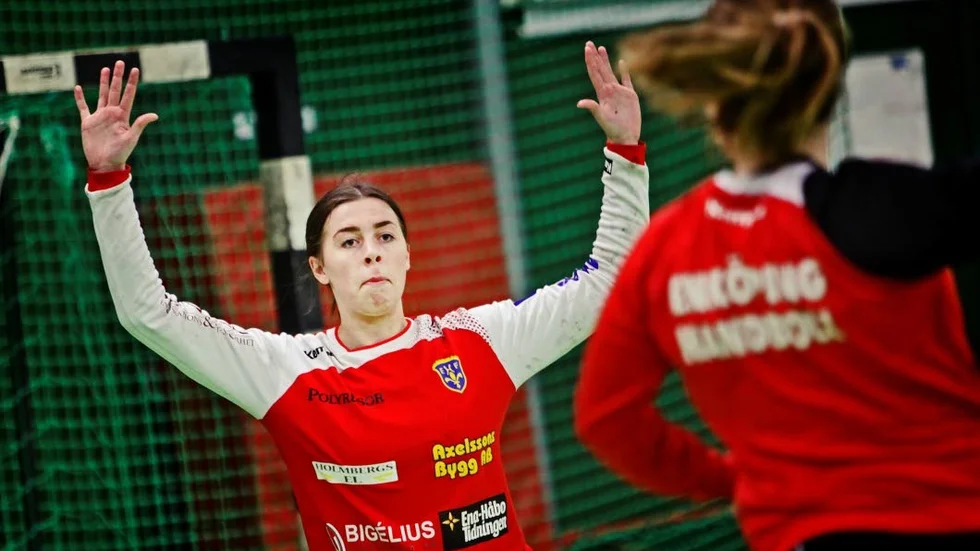 Elin Bergsten tillsammans med målvaktskollegorna Linda Glarke och Louise Grälls stod för bra insatser.