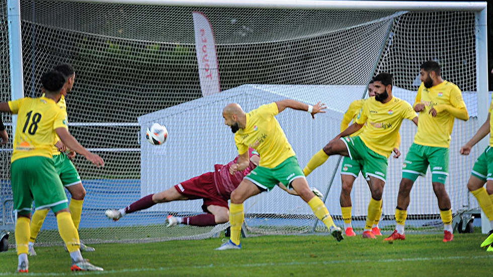 Hemmalaget Enköping gör 1-0 på Enavallen. Men sedan vände och vann gulklädda Dalkurd till 1-4.