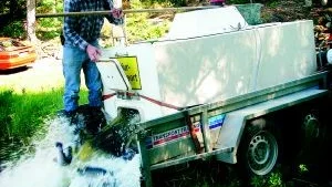 På ett kick. Det tog inte många sekunder för fiskodlaren Kjell Spets att släppa i 100 kilo regnbågsöring i Axsjön i Ankarsrum.