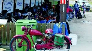 Röd Husqvarna. Det hjälpte inte att Spiros Tsakiridis kom till onsdagens träning med sin röda 125 hästars Husqvarna. Dackarna vann SM-guldet. Observera den röda hjälmen.