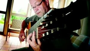 Full koncentration. Instrument och gitarrist blir ett när Magnus Andersson tar upp altgitarren och börjar spela. Han är mångfaldigt prisbelönt och ett aktat namn i musikvärlden. Men det har krävts övning, övning och åter övning.Foto: Anders Liljegren