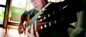 Gitarren är alltid med
