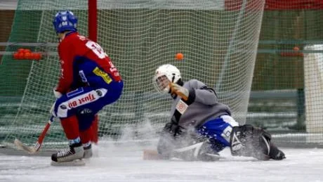 Inget mål. Mathias Norell ensam med Öjabys målvakt Mattias Karlsson, men något mål blev det inte.Foto: Elin Lundholm