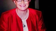 Lördagskonsert. Den mångsidiga, utsökta organisten/pianisten/kompositören Ragnhild Pettersson från Sunne, här vid flygeln i Loftahammars kyrka på lördagskvällen.