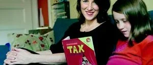 Zoë hjälper mamma att skriva