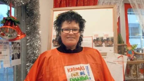 Julinsamling. På Bikupan i Västervik startar ”Kramkampanjen” i samband med Röda Korsets julmarknad på söndag där föreståndare Eva Zettergren medverkar.Foto: Margareta Ljungblad