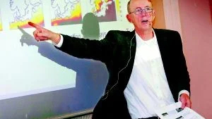 Tydligt budskap. Världens klimatforskare har dystra framtidsprognoser. För Sveriges del kommer klimatförändringarna att innebära ökade medeltemperaturer och mer regn. Tillsammans med höjningen av havsnivån kommer de ökade vattenmängderna att ställa till problem. Det berättade klimatexperten Sten Bergström under en konferens i Västervik.Foto: ANDERS STEINER