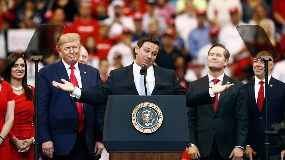 Floridas guvernör Ron DeSantis hyllar dåvarande president Donald Trump under ett kampanjmöte i Sunrise, Florida, 2019.