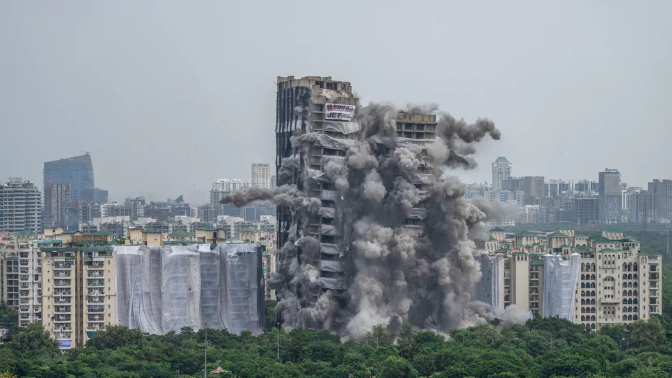 Två nästan 100 meter höga bostadshus demoleras i Indien eftersom byggherren inte följt byggnormerna.