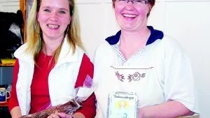 Vårmarknaden bjöd på många godbitar. Katrin Lietz från Ämtöholms gårdsbutik lockade med olika lammprodukter och Helena Emanuelsson sålde Bockmossebergets ostkakor.