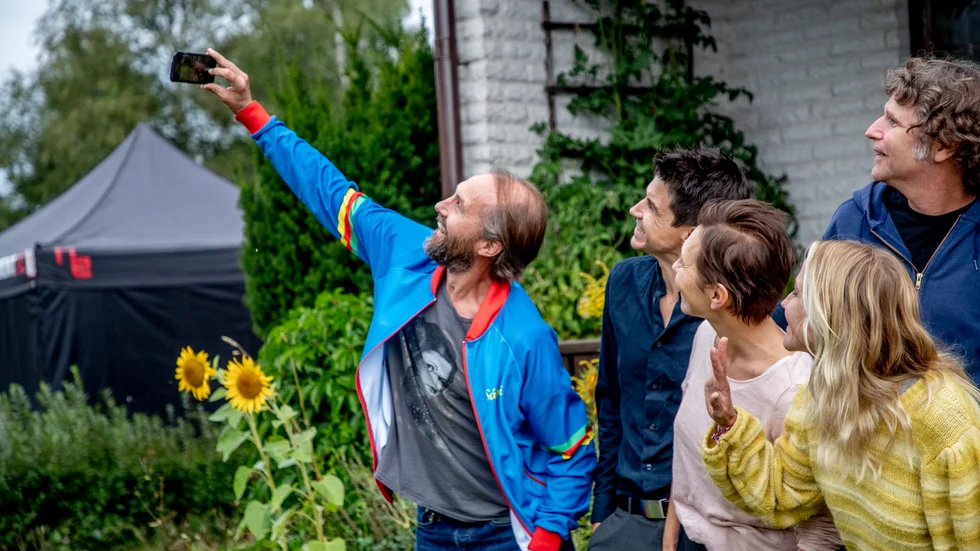 Olle Sarri tar en selfie tillsammans med Henrik Lundström, Jessica Liedberg, Anja Lundqvist och Shanti Roney under en inspelningspaus.