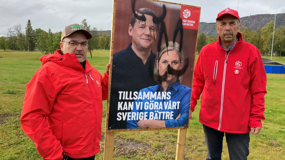 S-politikerna Anders Tano och Lennart Lantto har fått lägga flera timmar på att byta ut vandaliserade valaffischer i Kiruna. 