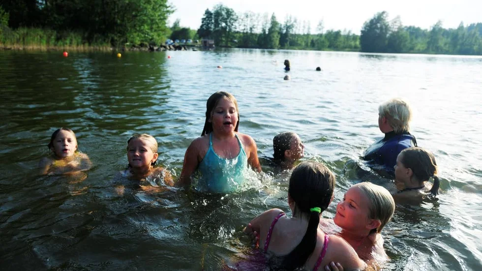 Det är många barn som går i simskola i Skedshult varje sommar.