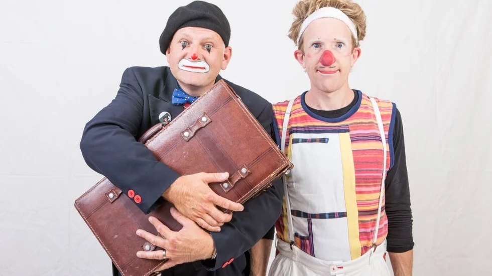Clowner i vården. Clownen Mike (Mikael Lovestedt) och clownen KaBom (Martin Ibohm) besöker Västerviks sjukhus i höst för att ge föreställningar för sjuka barn. Genom ett unikt projekt kommer de även att uppträda inom vuxenpsykiatrin.