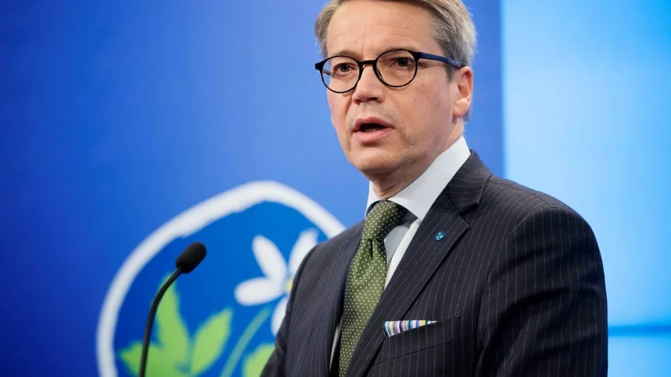 Migration. Göran Hägglund (KD) visar vägen.