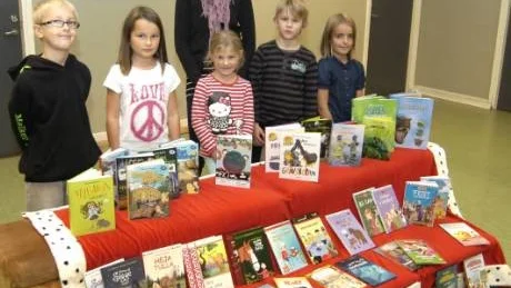 Gamleby föräldraförening har skänkt pengar för att bygga på biblioteken på de tre skolenheterna i Gamleby. Här syns ordföranden i föräldraförneningen Åsa Ahlgren tillsammans med eleverna Melker Dolk, Ebba Johansson, Sigrid Antonisson, Anton Lundström och Alice Cederlund och de böcker som köpts in till Ernebergsskolan.