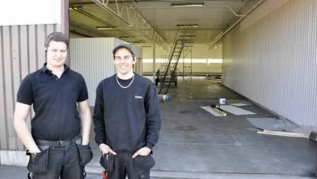 Det har gått bra för den bilverkstad Tim Larsson, till vänster, övertog för drygt ett år sedan i Västervik. Så bra att han i dagarna kan flytta till nya, fem gånger så stora lokaler på Timmergatan. Han har också kunnat fastanställa kompisen och bilmekanikerna Sebastian Björnskiöld.