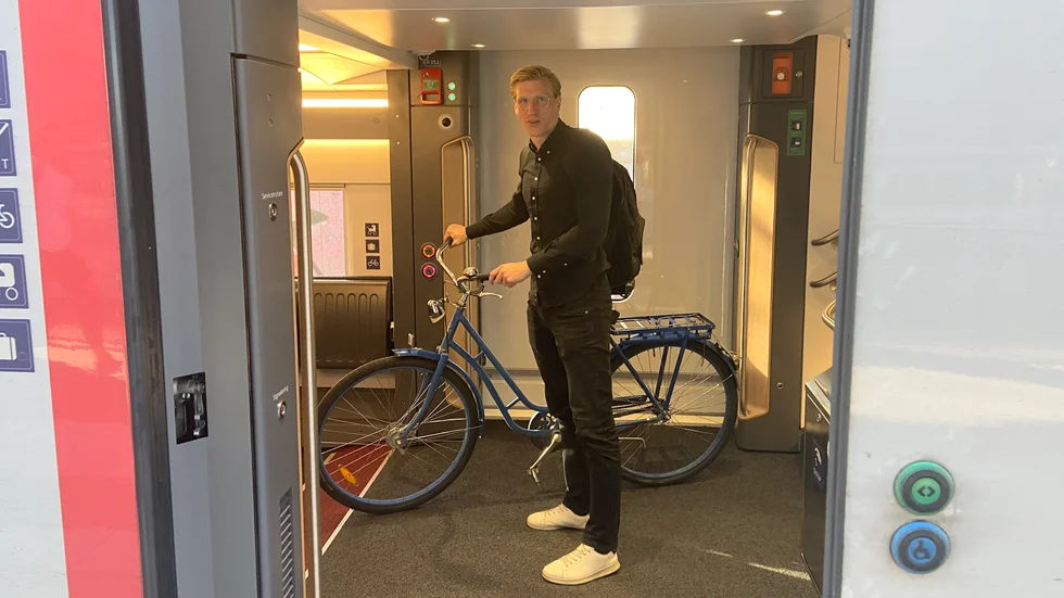 Målvakten Richard Larsson behöver både cykel och tåg för att ta sig till jobb och träningar.
