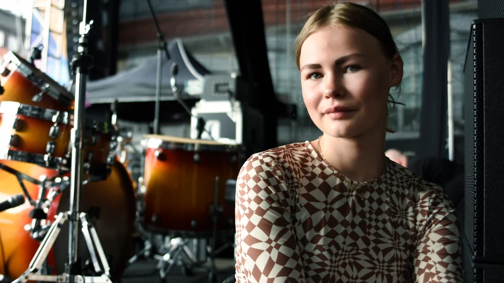Ella Sikku Kuhmunen har skrivit musik sedan hon var tio år och ser musikskapandet som ett sätt att förmedla hur hon känner.