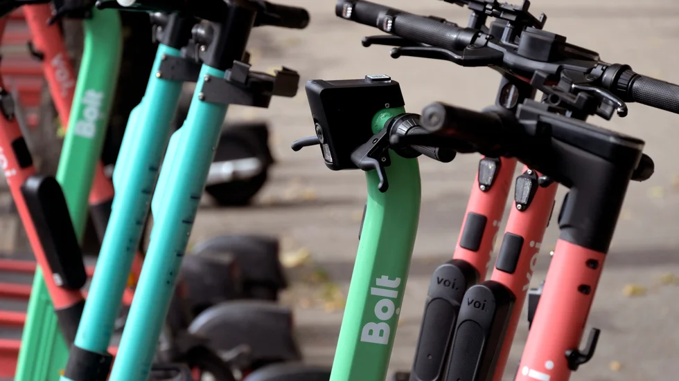 Elsparkcyklarna i Uppsala är ett ämne som ofta upprör känslor. Några tycker att de mest är i vägen och orsakar fara på gång- och cykelbanor. Andra, som insändarskribenten, menar att de skulle kunna nyttjas bättre – bland annat av UL.