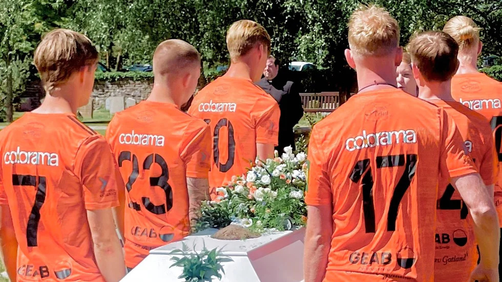 Sex spelare ur Gutes A-lagstrupp bar kistan i matchtröjor under Robert "Robban" Bolins begravning. Robert var materialförvaltare i klubben och väldigt omtyckt.