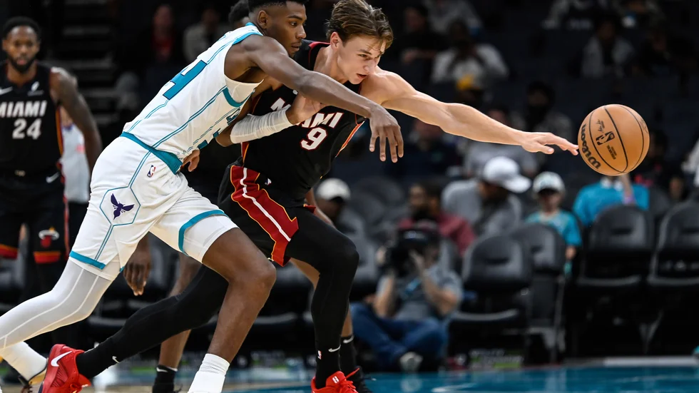 Förre BC Luleå-spelaren Pelle Larsson spelade sin första träningsmatch med Miami Heat natten till onsdag.