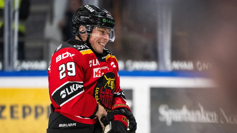 Erik Gustafsson lämnar isen i smärtor sent i den första perioden.