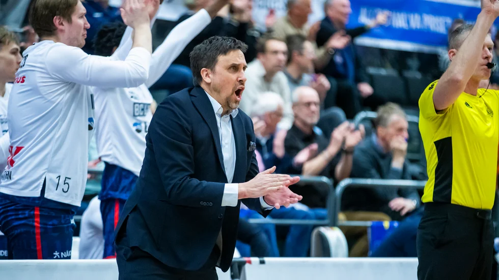 Håkan Larsson blev påmind om storhetstiden i Plannja Basket innan uppkast i den andra kvartsfinalen. 