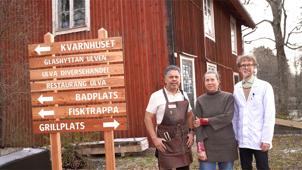Våren upplevs med fördel ute vid Ulva Kvarn. Tre evenemang att se fram emot är konstpåsken, bakluckeloppisen samt vårmarknaden. På bilden (från vänster) Fernando Fabris (Silversmedjan Frenesi Design), Aliona Meret (Alvens Ateljé) samt Robert Harlin (Tidlösa ur).