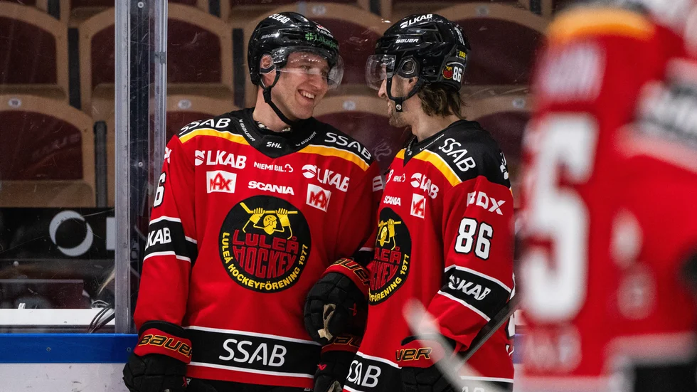 Anton Levtchi och Mathias Bromé skrattar under uppvärmningen inför matchen mot Modo.