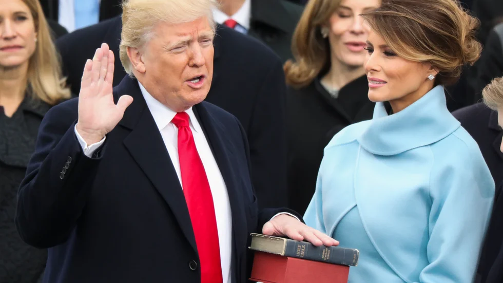 Republikanen Donald Trump svär ämbetseden inför sin första mandatperiod som president 2017. Arkivbild.
