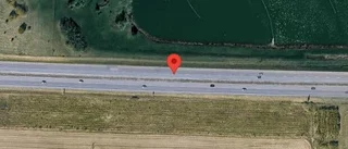Stillastående en personbil och en lastbil på E4 – problem i trafiken